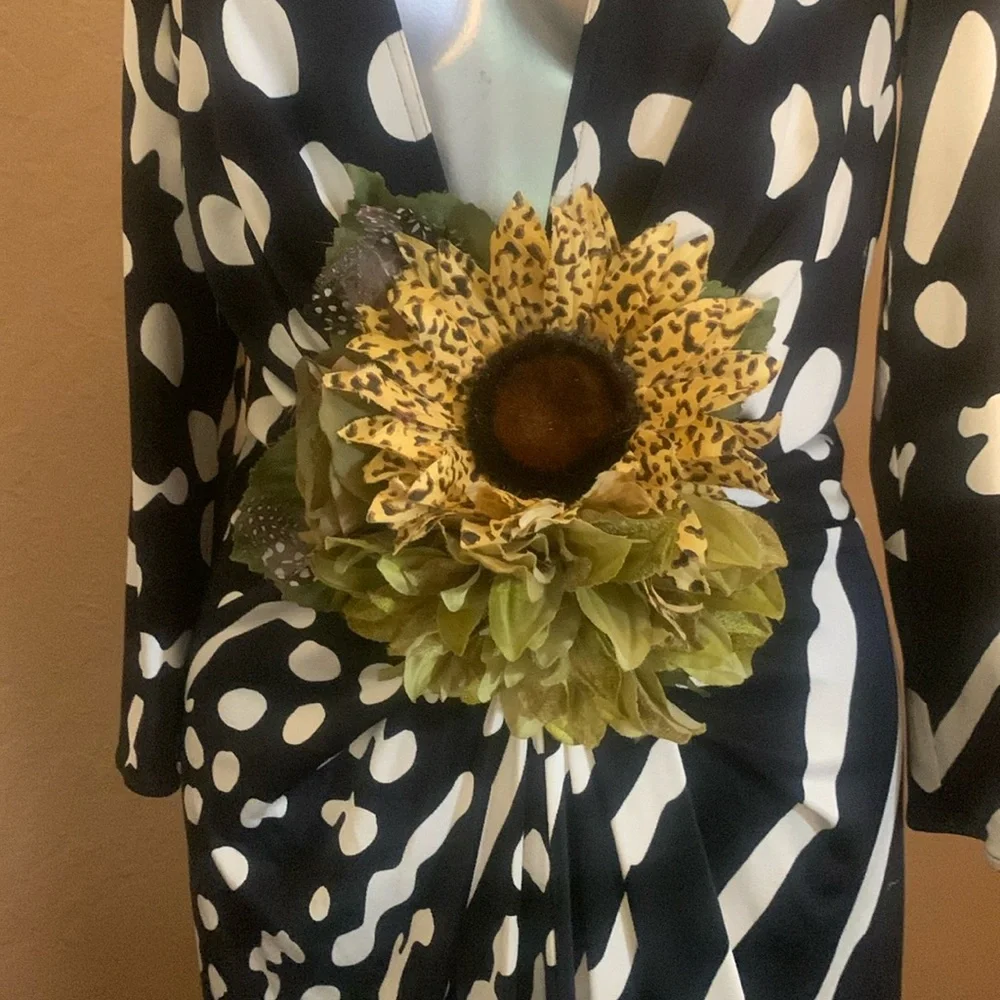 Large Oversized Flower Broach Pin. - Picture 4 of 6